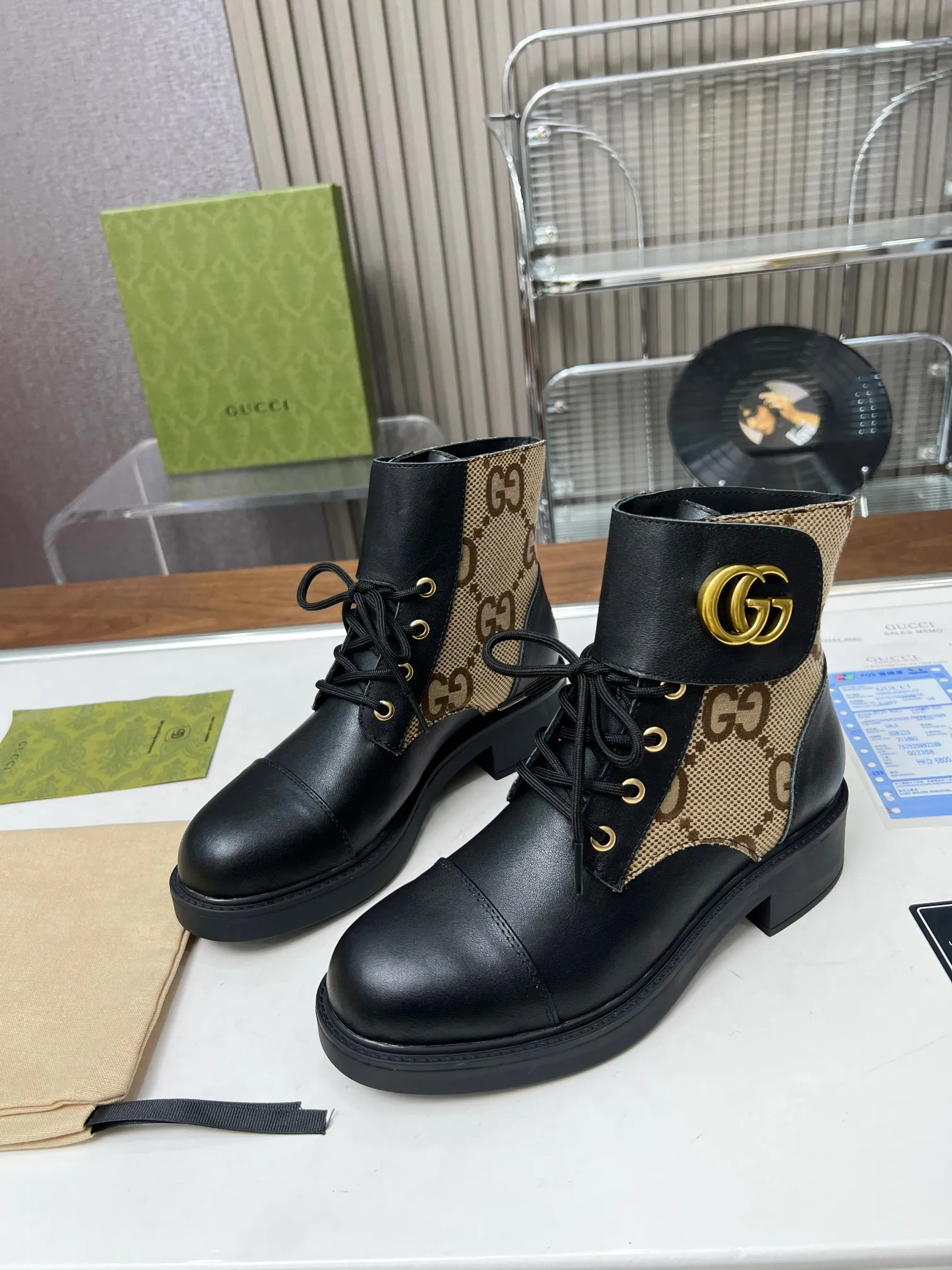 👟👟Ex-factory price 520👟👟The latest model from GUCCI. The counters are updated simultaneously. Classic styles are revitalized with iconic brand logo elements. The Velcro adhesive design on the shoe collar is easy to put on and take off. The upper leg looks great. Fabric: first layer cowhide/cowhide lining. Code number: 35-42#